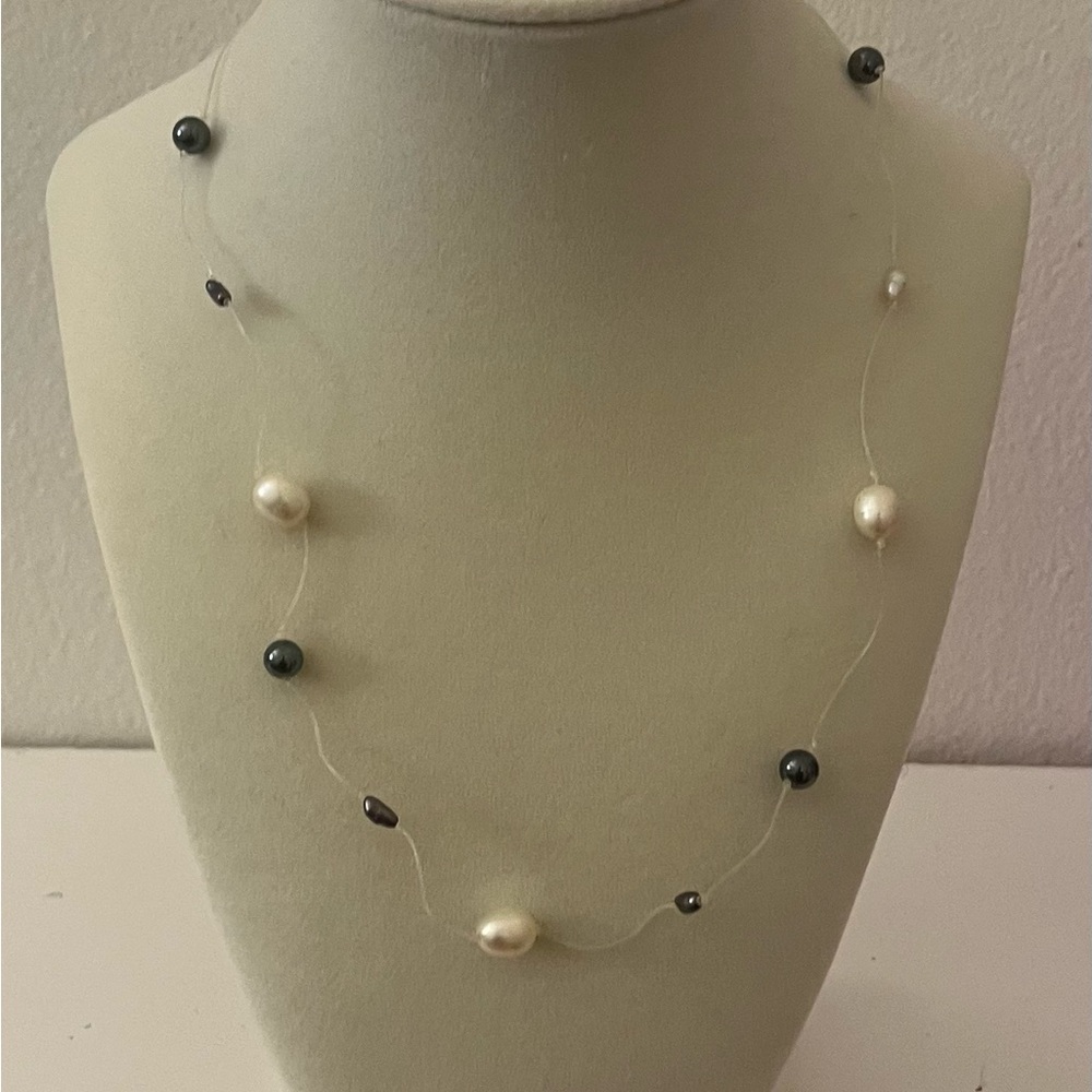Floating pearl necklace